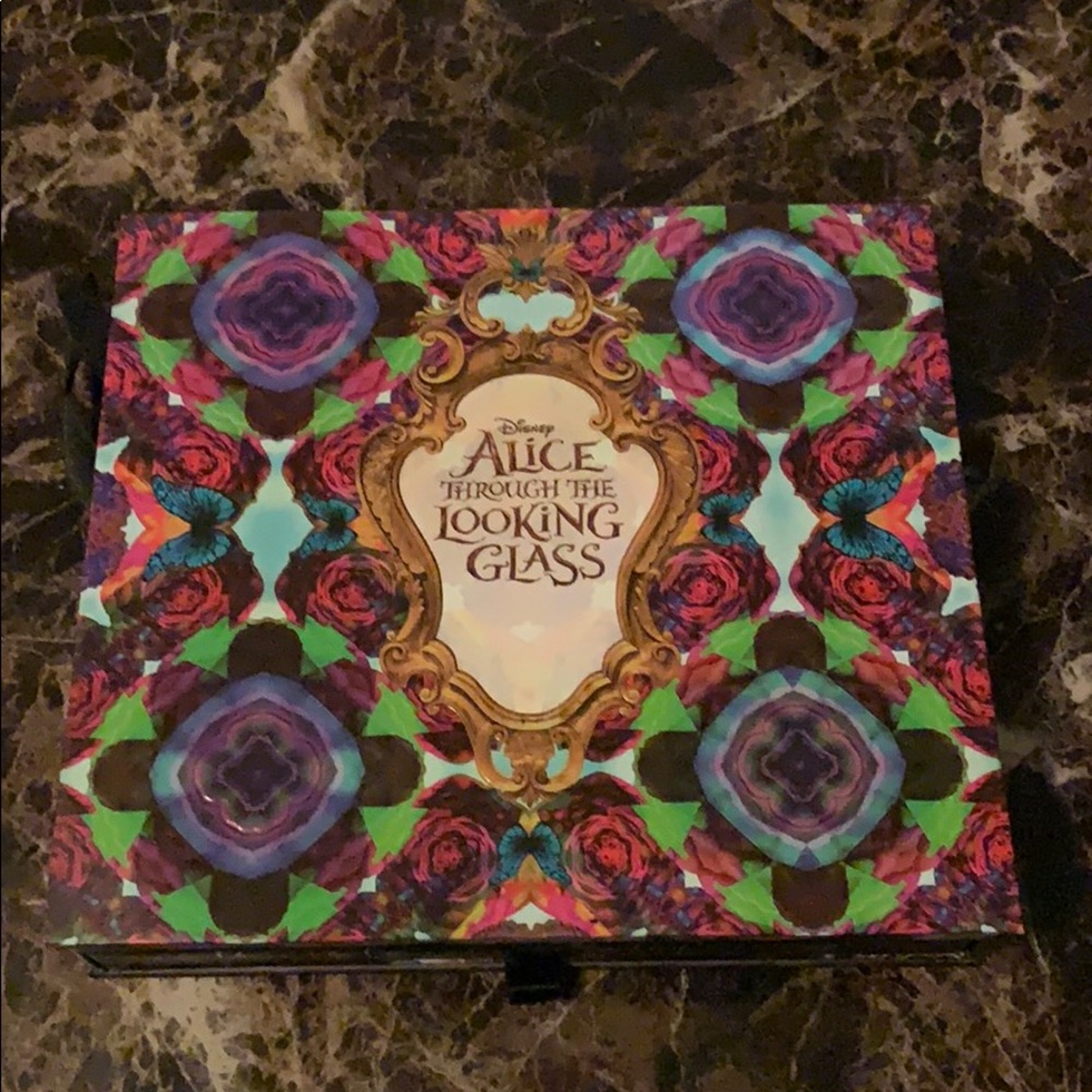 Alice through the looking glass pallete